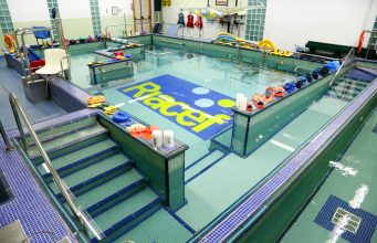 Sedute in piscina presso il Riacef a Modena