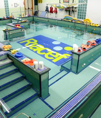 Sedute in piscina presso il Riacef a Modena