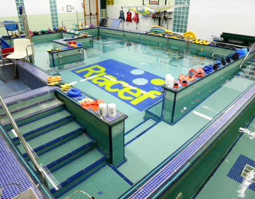 Sedute in piscina presso il Riacef a Modena